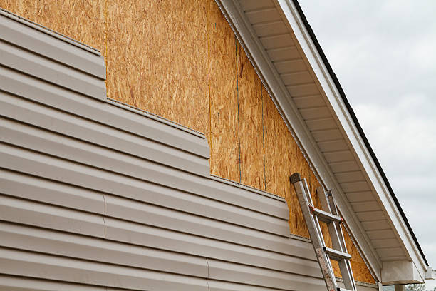 Professional Siding technician working in Sherwood, OR